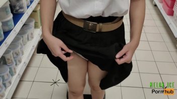 태국 포르노 동영상 멜론 아이스 생체 사정 쇼핑몰 한복판에서 예쁜 학생복을 입고 와서 갈래 질이 빛나는 것을보고 그녀는 확실히 흥분한 것 같습니다.